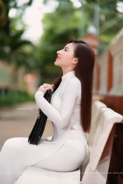 Áo dài trắng hình nền ghế đá nền nã [U6NCJ7]
