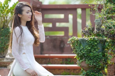 Duyên dáng áo dài trắng ngồi dáng điệu đà [BFORCR]