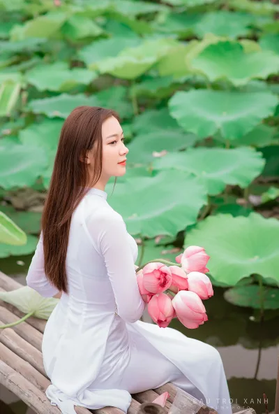 Áo dài trắng nền nã hoa sen [0AVSIH]