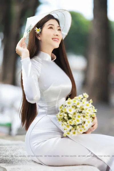 Áo dài trắng thướt tha hoa [Z8IAXH]