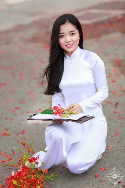 Áo dài trắng hoa phượng thanh lịch [VF5FUI]