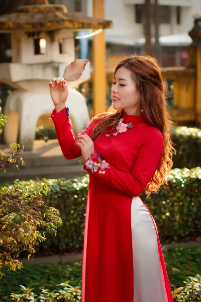 Áo dài đỏ duyên thầm đón tết [ALEUXR]