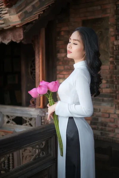 Áo dài trắng hoa sen đậm chất Việt [L75H2V]