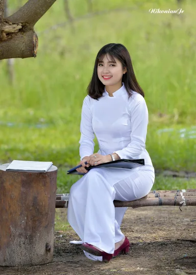 Áo dài trắng cặp táp sang trọng [WFCUWY]