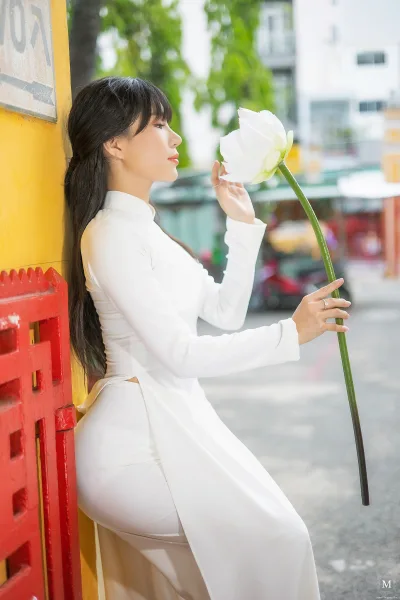Hài hòa áo dài trắng hoa sen [1KWNGM]