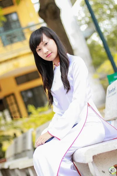 Hình ảnh áo dài trắng ấn tượng ghế đá [AHGVP1]