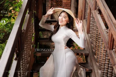 Áo dài trắng trong veo studio thanh thoát [WFUIEI]