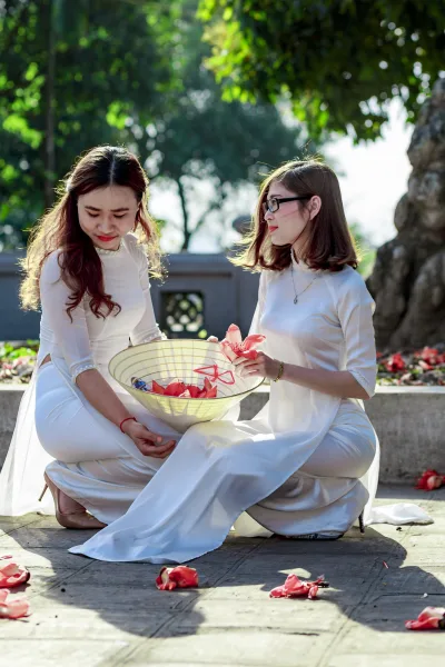 Áo dài trắng tinh tế chị chị em em [HIBREF]