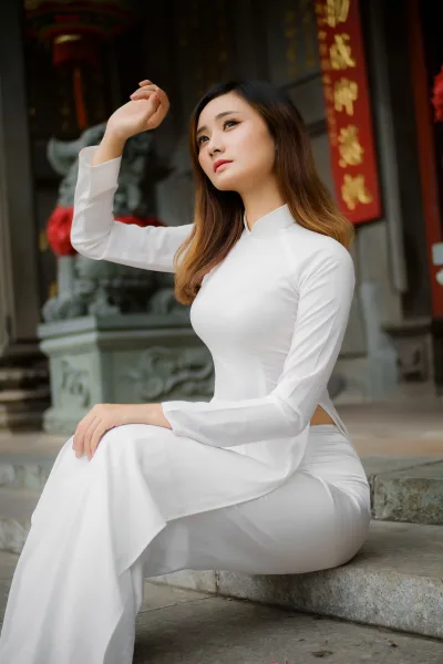 Nữ tính áo dài trắng lễ chùa [ELHBST]