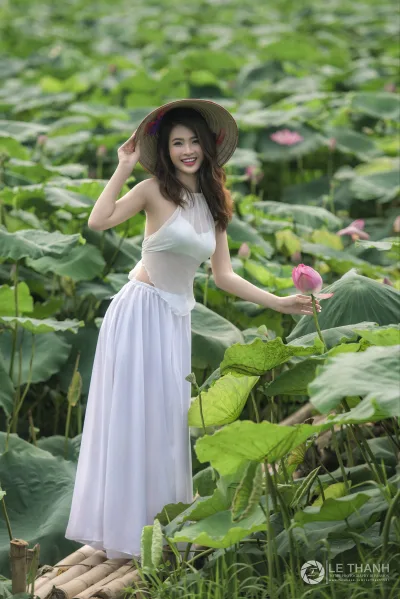 Ảnh áo dài trắng yêu kiều bên h? [R9EQXP]