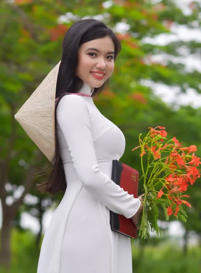 Nữ nhân áo dài trắng thanh tao hoa phượng [HCOPUU]