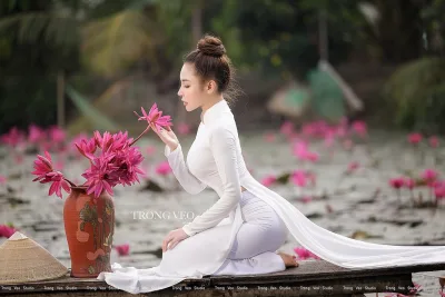 Áo dài trắng hoa sen thanh thoát [TARK5D]