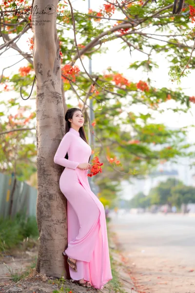 Áo dài hồng hoa phượng mộc mạc [N1DQVZ]