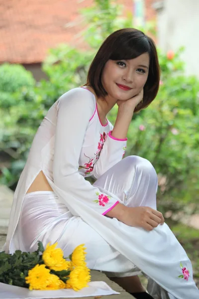 Áo dài trắng tinh khôi hoa [YBR8XF]