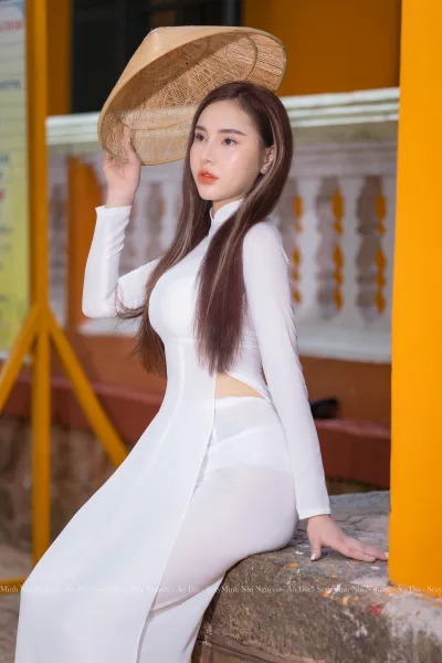 Nữ nhân áo dài trắng rạng rỡ nón lá [IVJISA]