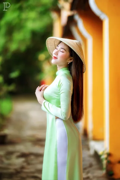 Áo dài xanh nón lá mong manh [XJR7ZB]