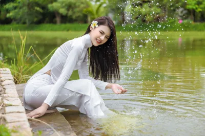 Áo dài trắng hoa sen thanh tao [4FVEXD]