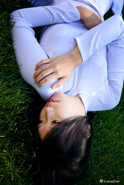 Girl xinh áo dài trắng cuốn hút nằm [8ZEYLA]