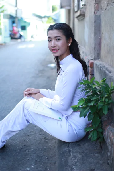 Áo dài trắng vẻ đẹp áo dài trắng nét Việt [2ZAMRT]