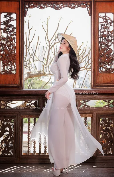 Áo dài trắng trong veo studio sang trọng [4Z8E58]