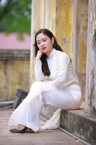 Nữ nhân áo dài trắng rạng rỡ [RIQBBT]