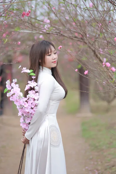Áo dài trắng hoa đào mong manh [UV8VB5]