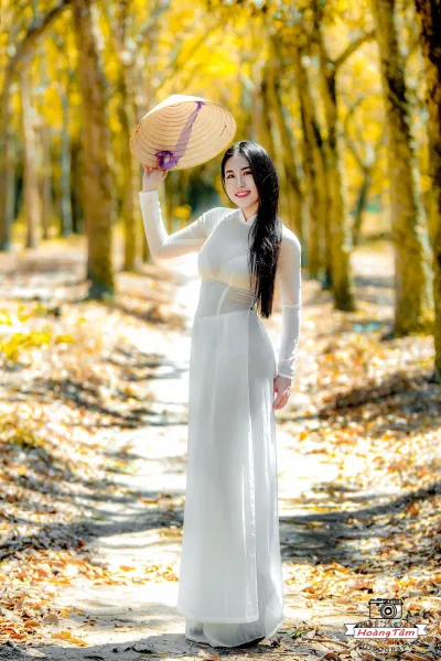 Áo dài trắng sang trọng [O2UQ5R]