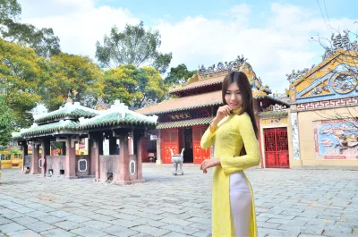Thiếu nữ áo dài vàng duyên dáng lễ chùa [SUC1CM]
