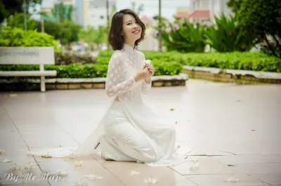 Áo dài trắng nổi bật ngồi dáng điệu đà [UTFOWZ]