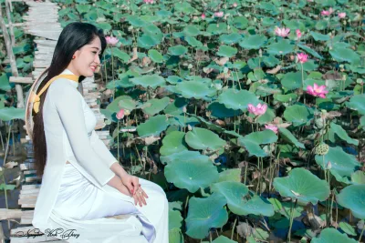Áo dài trắng nhẹ nhàng hoa sen [CUMCWR]