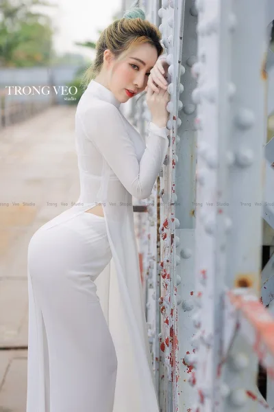 Áo dài trắng trong veo studio duyên dáng [YCSHHO]