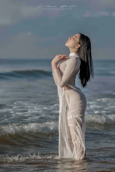 Áo dài trắng hoài cổ ướt [0FM9BQ]