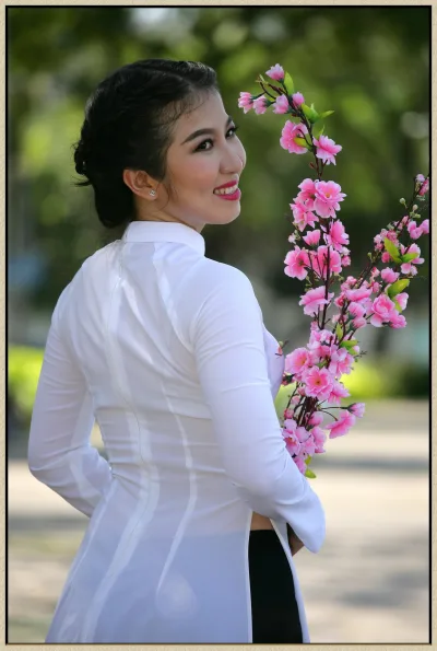 Vẻ đẹp áo dài trắng tinh tế hoa đào [ZT8DQL]