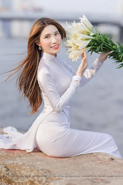 Gái xinh áo dài trắng tuyển chọn hoa [WNTWGM]