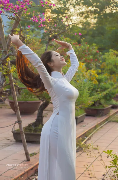 Áo dài trắng tự tin sang trọng [EDSNUK]
