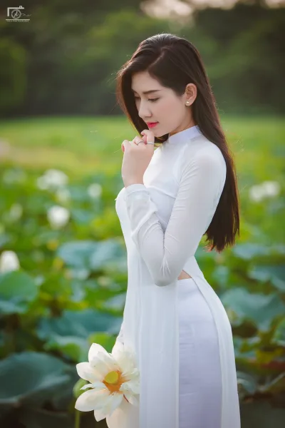 Áo dài trắng mộc mạc hoa [FQVTJH]