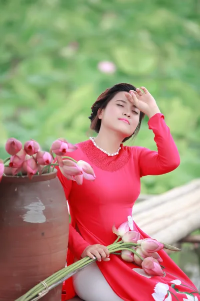 Người đẹp áo dài đỏ nền nã hoa sen [HI2HGT]