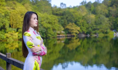 Áo dài trắng thướt tha bên h? [RQDZCV]