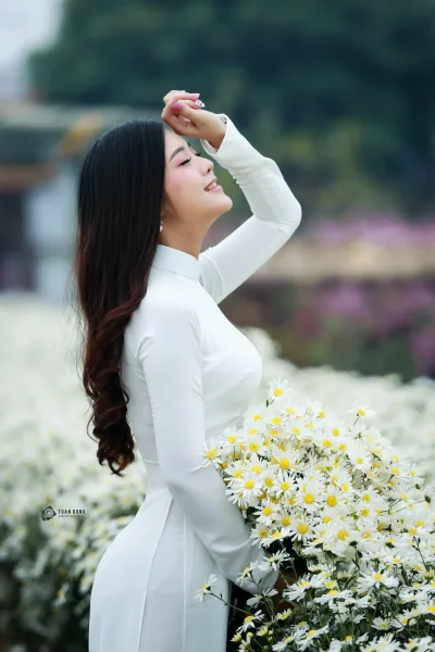 Cách tân áo dài trắng duyên thầm hoa [OGA0YV]