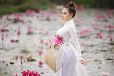 Kiêu sa áo dài trắng hoa sen [4YVVTN]