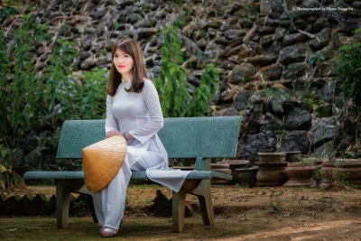 Áo dài trắng mộc mạc ghế đá [UHGJOA]