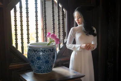 Gái xinh áo dài trắng e ấp cổ kính [OAY5SM]