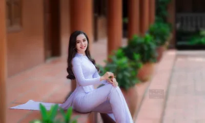 Áo dài trắng gái xinh lễ chùa kiêu sa [2YVWL2]