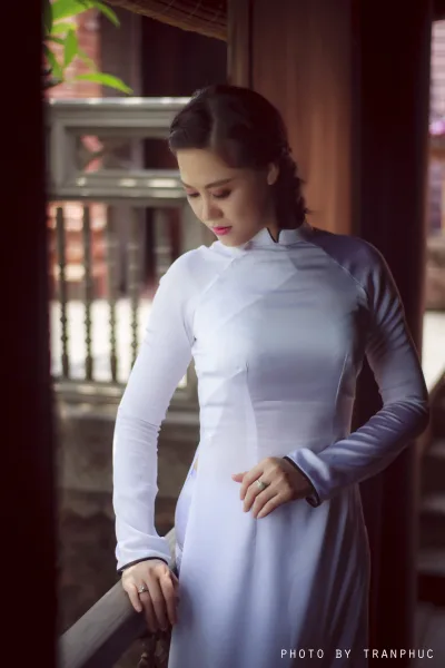 Áo dài trắng nữ nhân thướt tha thanh tao [8BL04Y]