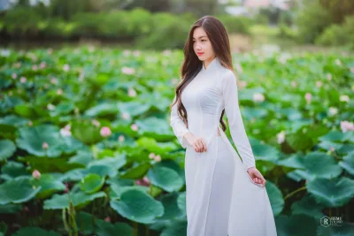 Mong manh áo dài trắng hoa sen [EDPKAE]
