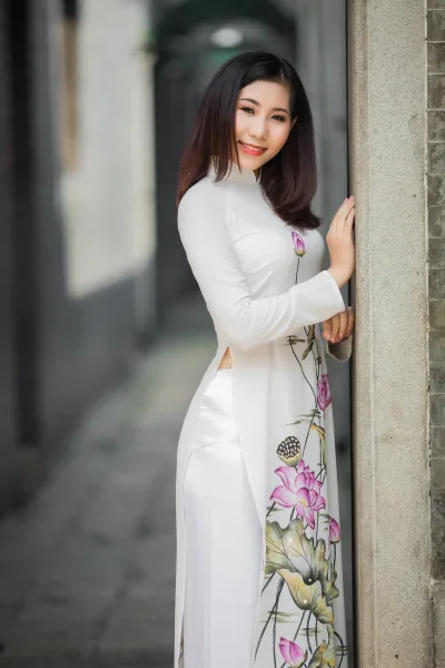Áo dài trắng hài hòa [IRKRZP]