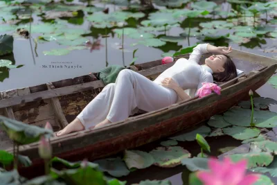 Hình nền áo dài trắng yêu kiều hoa sen [TD8BDB]