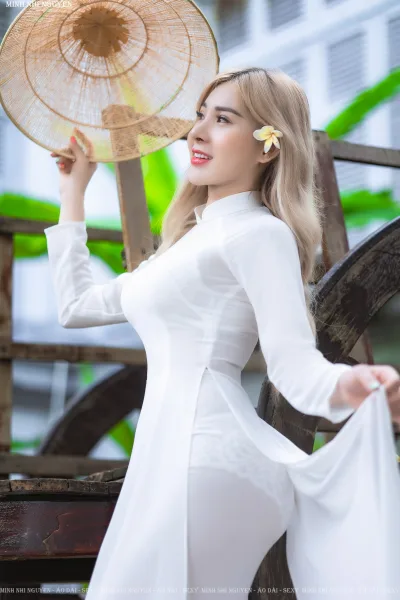 Vẻ đẹp Việt Nam áo dài trắng nón lá [5HIK6C]