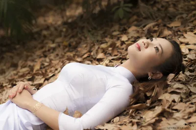 Áo dài trắng gái xinh nằm nổi bật [1EDNSH]