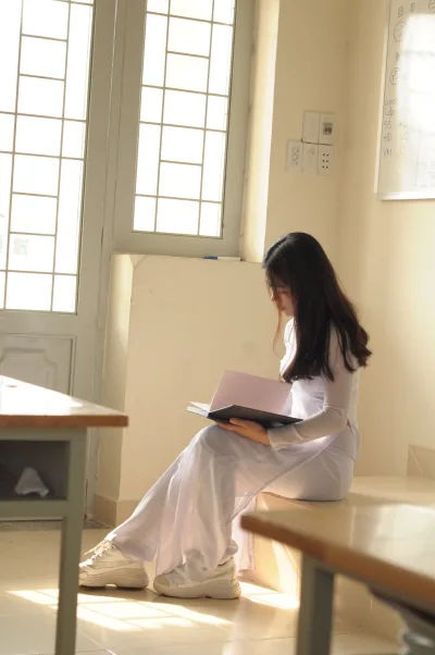 Áo dài trắng kiêu sa lớp học [GQJZSV]